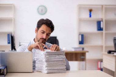 Ofiste çalışan genç bir erkek.