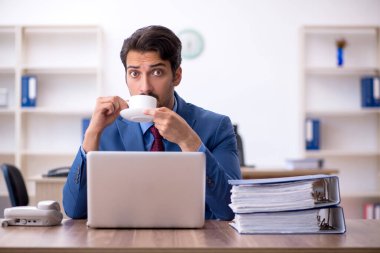 Ofiste çalışan genç bir erkek.