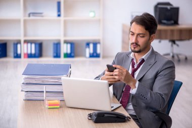 Ofiste çalışan genç bir erkek.