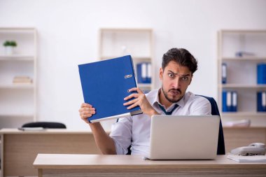 Ofiste çalışan genç bir erkek.