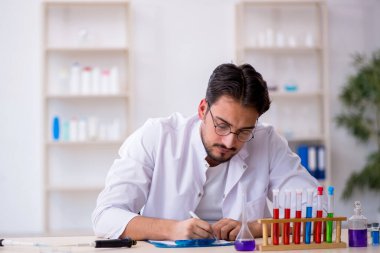 Laboratuvarda çalışan genç bir kimyager.