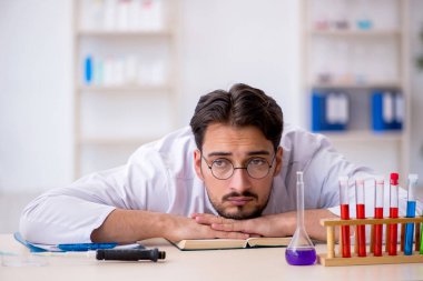 Laboratuvarda çalışan genç bir kimyager.