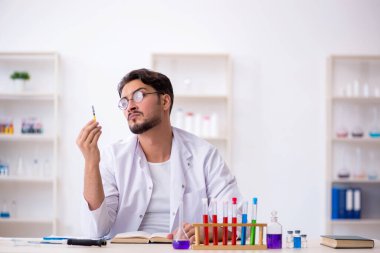 Laboratuvarda çalışan genç bir kimyager.