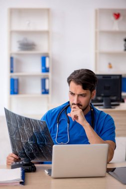 Klinikte çalışan genç bir erkek radyolog.