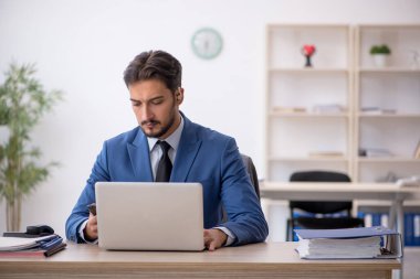 İşyerinde işitme cihazı kullanan sağır erkek çalışan