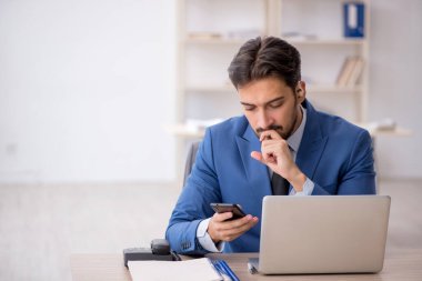 İşyerinde işitme cihazı kullanan sağır erkek çalışan