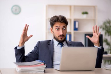 Ofiste çalışan genç bir erkek.