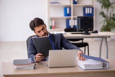 Ofiste çalışan genç bir erkek.