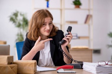 Kutu teslimat servisinde çalışan genç bir kadın.