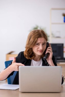 Kutu teslimat servisinde çalışan genç bir kadın.