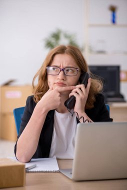 Kutu teslimat servisinde çalışan genç bir kadın.