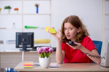 Ofiste çalışan genç kadın tasarımcı