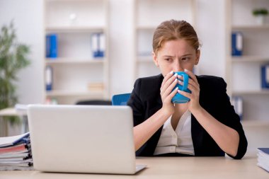 Molada kahve içen genç bir bayan.