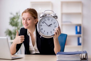 Genç kadın işçiye zaman yönetimi kavramı