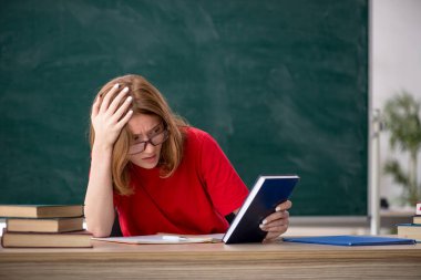 Sınavlara hazırlanan genç bir kız öğrenci.