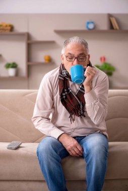 Yaşlı adam evde acı çekiyor.