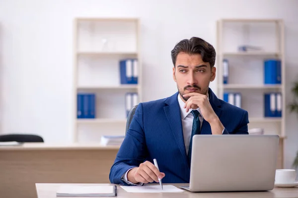 Giovane dipendente maschile che lavora in ufficio — Foto Stock