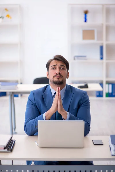 Jonge mannelijke werknemer werkzaam in het kantoor — Stockfoto