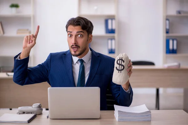 Joven trabajador masculino que trabaja en concepto de remuneración —  Fotos de Stock