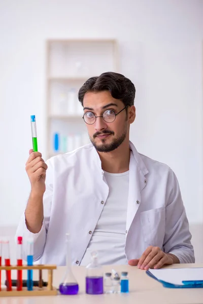 Laboratuvarda çalışan genç bir kimyager. — Stok fotoğraf