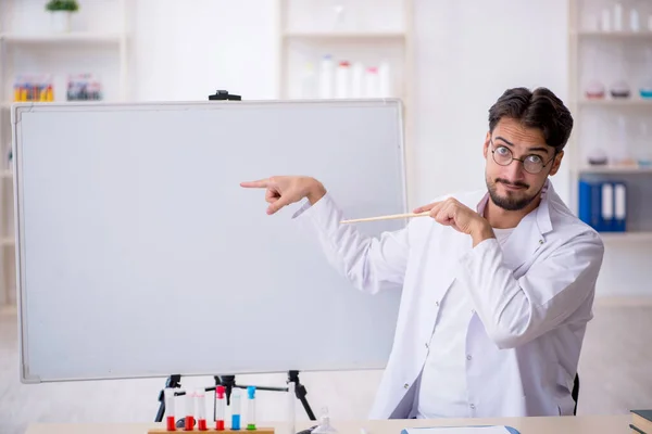 Ung manlig kemist som arbetar på labbet — Stockfoto