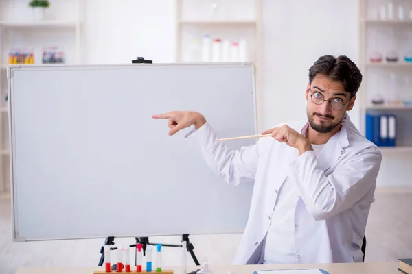 Jovem químico do sexo masculino que trabalha no laboratório — Fotografia de Stock