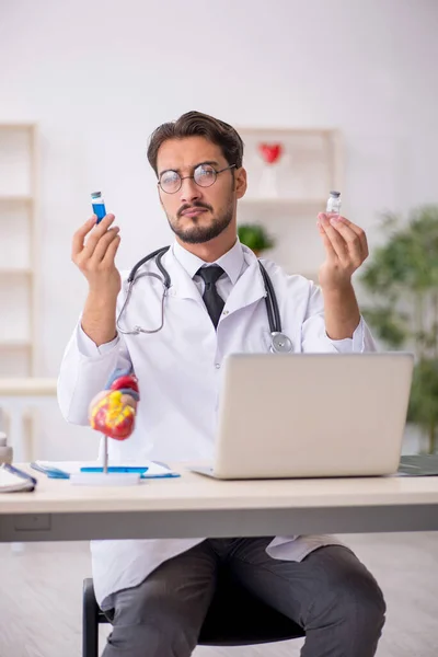 Klinikte çalışan genç bir erkek kardiyolog. — Stok fotoğraf