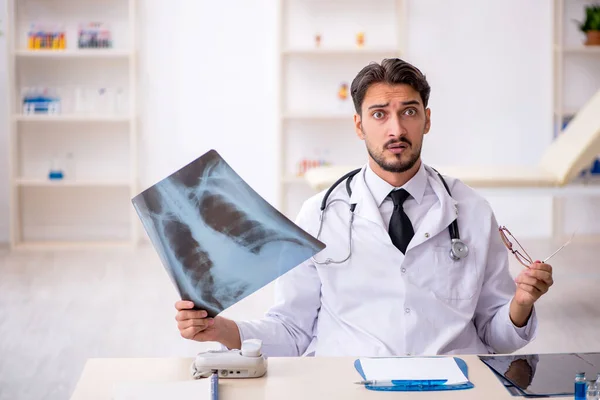 В клинике работает молодой врач-рентгенолог — стоковое фото