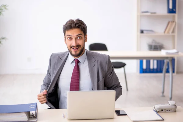 Joven empleado masculino que trabaja en la oficina — Foto de Stock