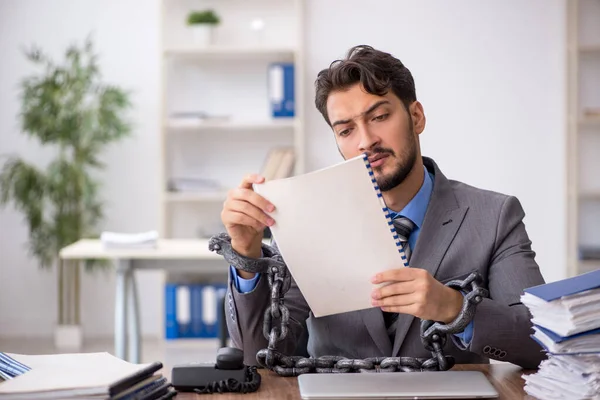 Ung kedjad manlig anställd som sitter på kontoret — Stockfoto