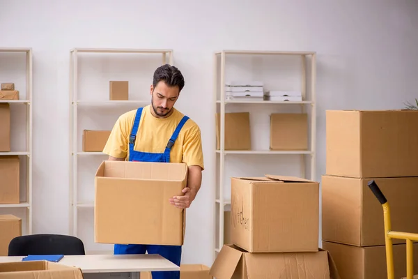 Joven contratista masculino haciendo la reubicación del hogar — Foto de Stock