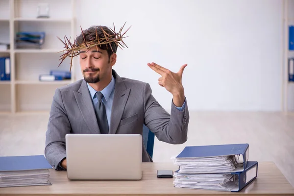 Joven empleado masculino con corona espinosa en la cabeza — Foto de Stock
