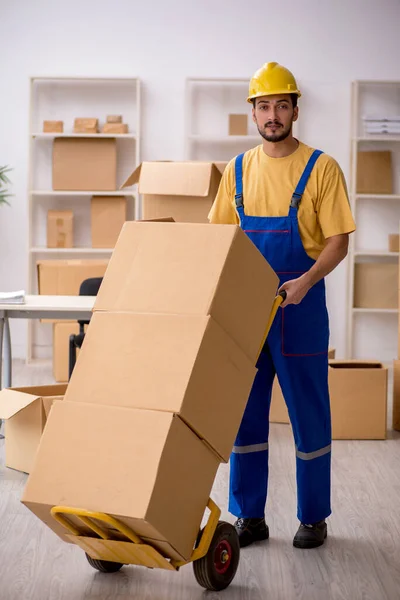 Fiatal férfi vállalkozó otthoni áthelyezéssel — Stock Fotó