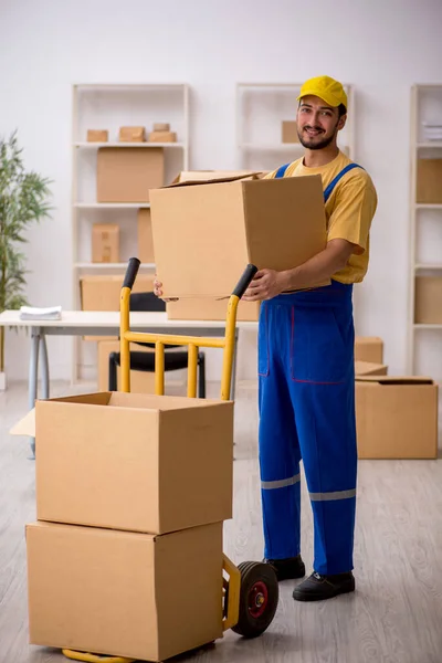 Jovem empreiteiro do sexo masculino fazendo realocação casa — Fotografia de Stock