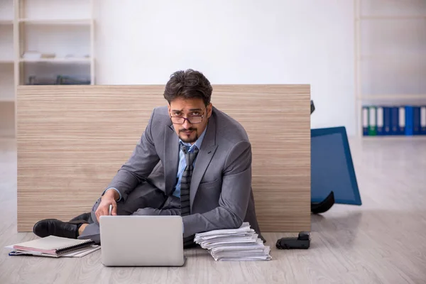 Jonge mannelijke werknemer die overwerkt op kantoor — Stockfoto