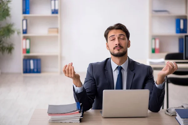 Giovane dipendente maschile che lavora in ufficio — Foto Stock