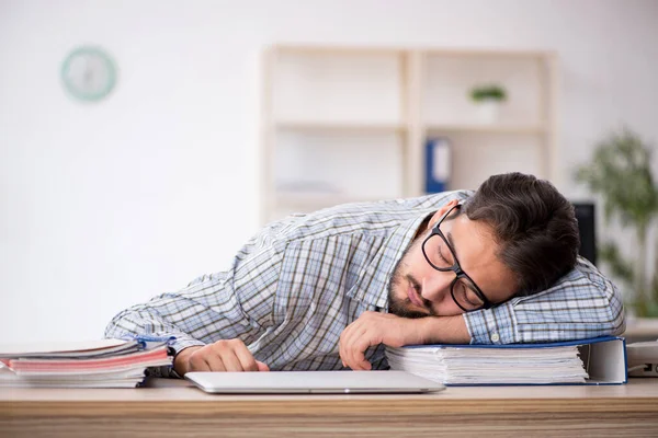 Joven empleado masculino sentado en la oficina — Foto de Stock