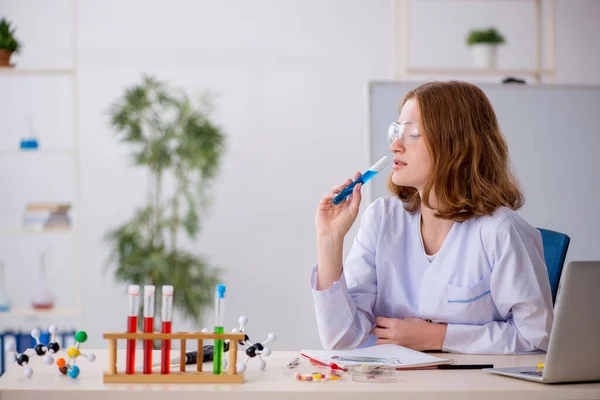 Jovem química do sexo feminino que trabalha no laboratório — Fotografia de Stock