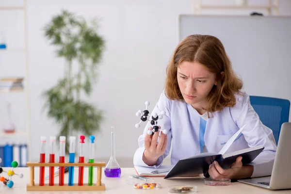 Jovem estudante de química do sexo feminino que estuda modelo molecular — Fotografia de Stock