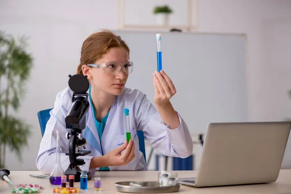 药物合成概念中的年轻女化学家 — 图库照片