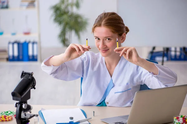 Giovane chimica femminile nel concetto di sintesi dei farmaci — Foto Stock