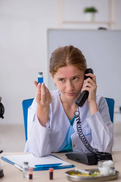 Jeune chimiste féminine dans le concept de synthèse de médicaments — Photo