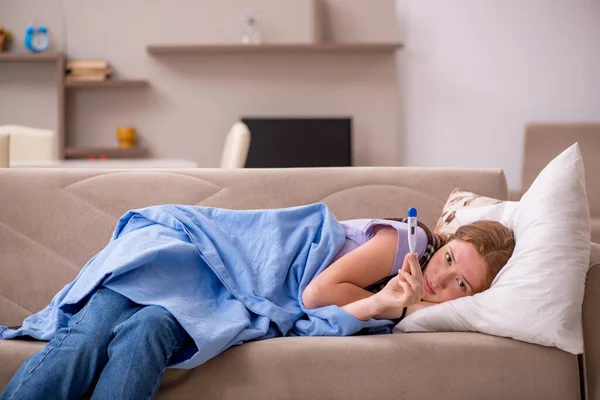 Jonge vrouw die thuis lijdt — Stockfoto