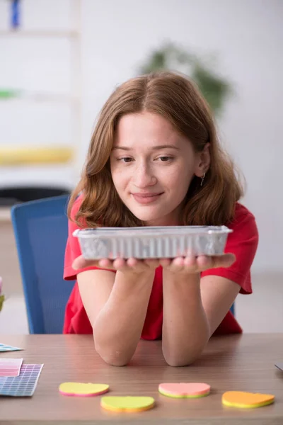 Giovane stilista che fa colazione in ufficio — Foto Stock