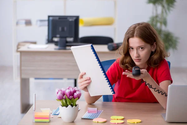 Jovem designer feminina trabalhando no escritório — Fotografia de Stock