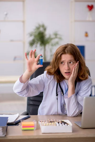 Doctora joven trabajando en la clínica — Foto de Stock