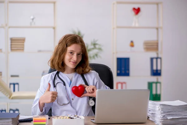Νεαρή γυναίκα καρδιολόγος γιατρός που εργάζεται στην κλινική — Φωτογραφία Αρχείου
