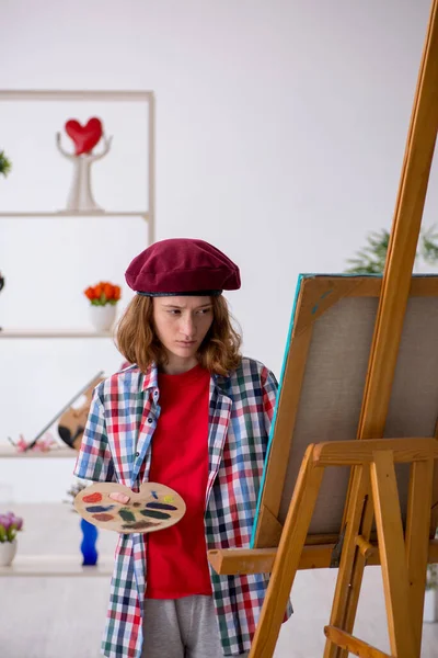 Giovane ragazza godendo la pittura a casa — Foto Stock