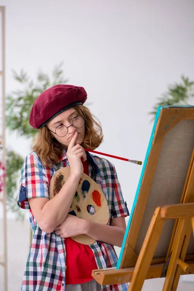 Jeune fille appréciant la peinture à la maison — Photo