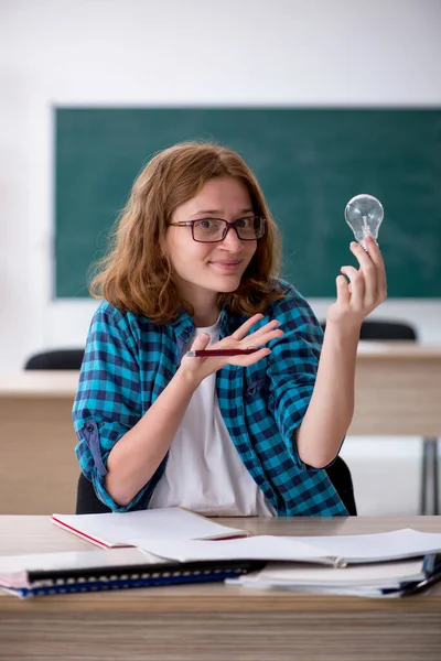 Junge Studentin im Konzept der glücklichen Idee — Stockfoto